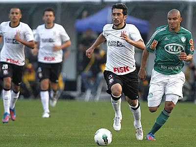 Corinthians vence o Palmeiras e sai da lanterna do brasileirão