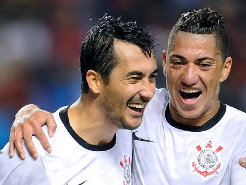Corinthians vence Flamengo por 3 a 0 no Engenhão e espanta ressaca