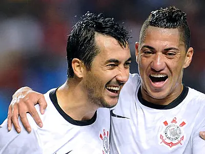 Corinthians vence Flamengo por 3 a 0 no Engenhão e espanta ressaca