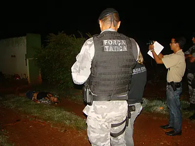 Mulher é assassinada a tiros na porta de casa