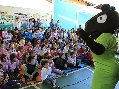 Teatro de bonecos leva educação ambiental à escola da Capital