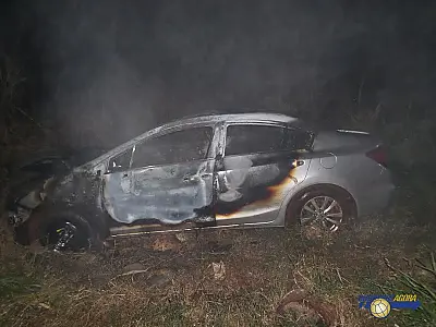 Taxista é assaltado e tem veículo incendiado em Dourados