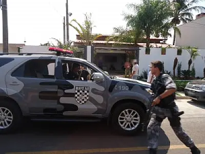 Em assalto mulher é trancada no banheiro e bandidos levam dinheiro e automóvel