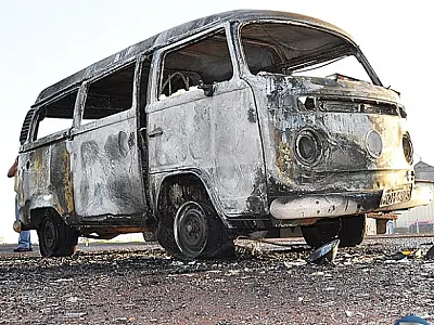 Kombi da prefeitura pega fogo em Sidrolândia