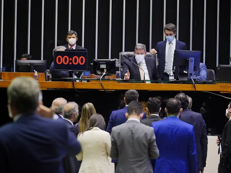 Câmara aprova compra de vacinas pelo setor privado com doação na mesma quantidade ao SUS