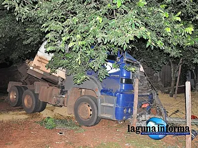 Motorista perde controle da carreta e invade bar em Laguna Carapã
