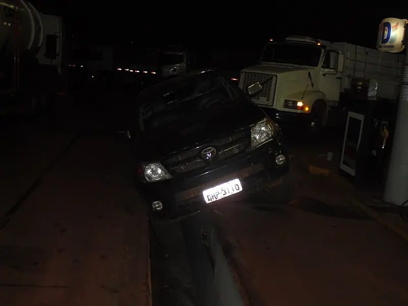 Para fugir da PRF, condutor com mais de uma tonelada de maconha cai em valeta