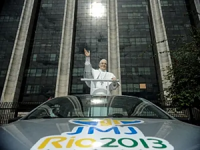 Estátua do papa e símbolos da Jornada percorrem ruas do RJ