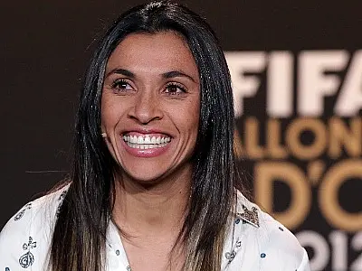 Marta diz que trocaria seus cinco prêmios de melhor do mundo por título pela seleção