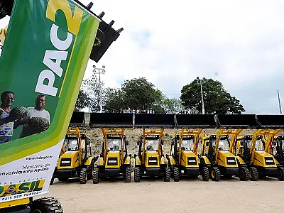 Vander participa da entrega de 6 retroescavadeiras na fronteira