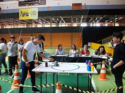 Competição de robótica estimula raciocínio de alunos da Escola do Sesi