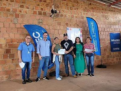 Moradores de Rochedinho e Anhanduí aprendem informática com o TechAula Distritos Conectados