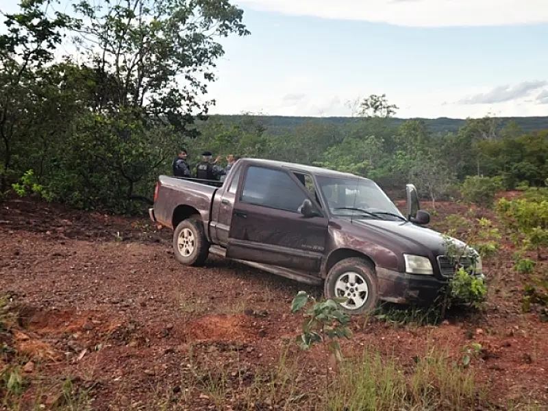 Dois homens trocam tiros com a Polícia e fogem após abandonar caminhonete em Coxim