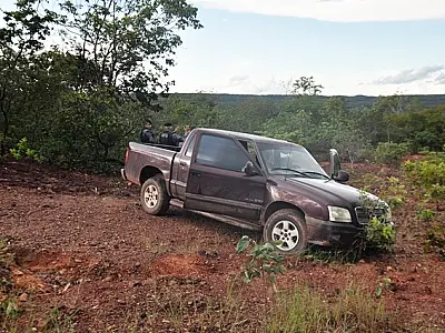 Dois homens trocam tiros com a Polícia e fogem após abandonar caminhonete em Coxim