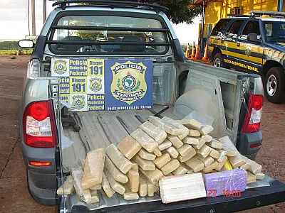 PRF apreende maconha e cocaína em veículo