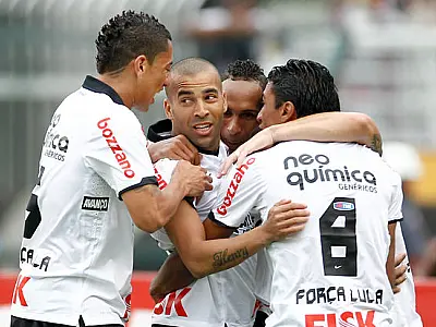 Em dia de 'finais', Corinthians enfrenta o Palmeiras precisando apenas do empate