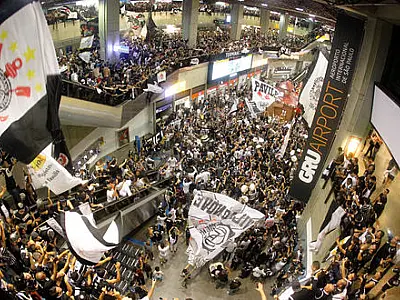 Corintianos tomam aeroporto e ruas de São Paulo nessa segunda-feira