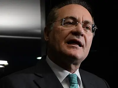 Renan devolve R$ 27 mil à União por voo da FAB para implante capilar