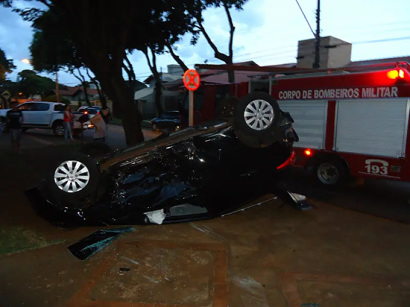 Colisão em Dourados provoca capotamento; condutores saíram ilesos