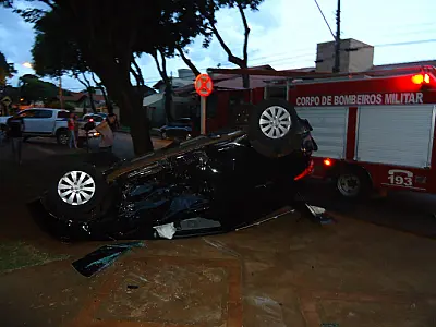 Colisão em Dourados provoca capotamento; condutores saíram ilesos