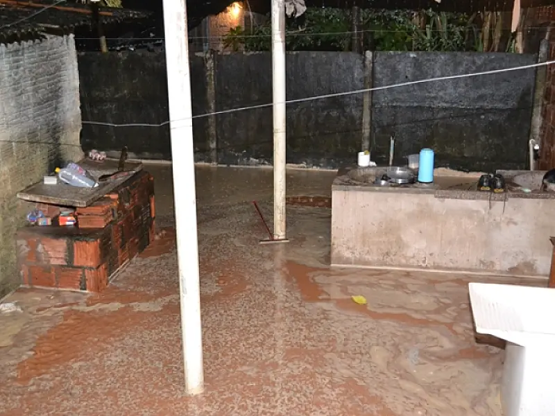Mulher tem casa completamente inundada pela água da chuva em Coxim