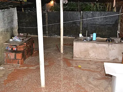 Mulher tem casa completamente inundada pela água da chuva em Coxim