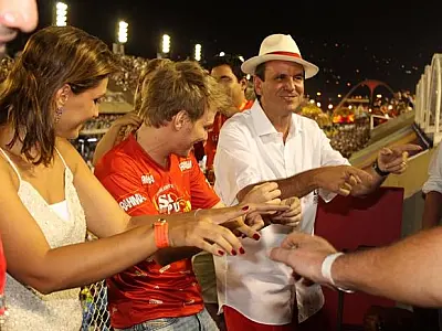 Michel Teló dança 'Ai, Se Eu Te Pego' com prefeito do Rio