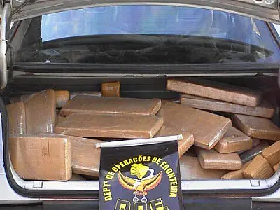 Policiais apreendem 130 quilos de maconha em veículo