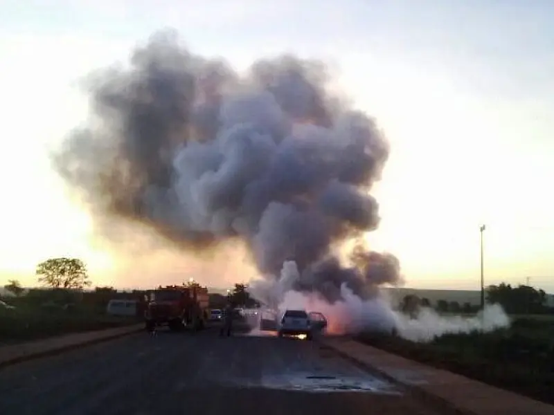 Carro ocupado por mulher e crianças pega fogo em Ivinhema