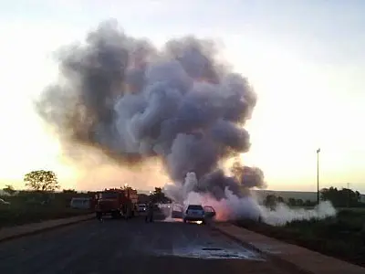 Carro ocupado por mulher e crianças pega fogo em Ivinhema