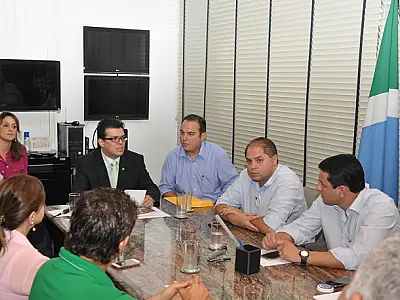 Prefeito se reúne para avaliar invasões em órgãos municipais