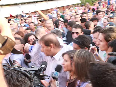 Eleitores causam tumulto na chegada de Alcides Bernal no TRE