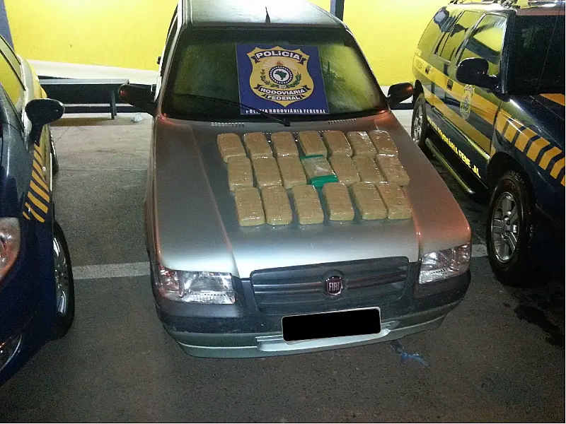 PRF apreende mais de 20kg de cocaína em veículo que iria para SP