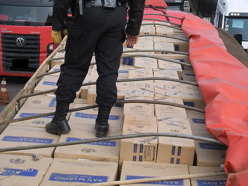 DOF apreende mais de 47 mil pacotes de cigarros em carreta