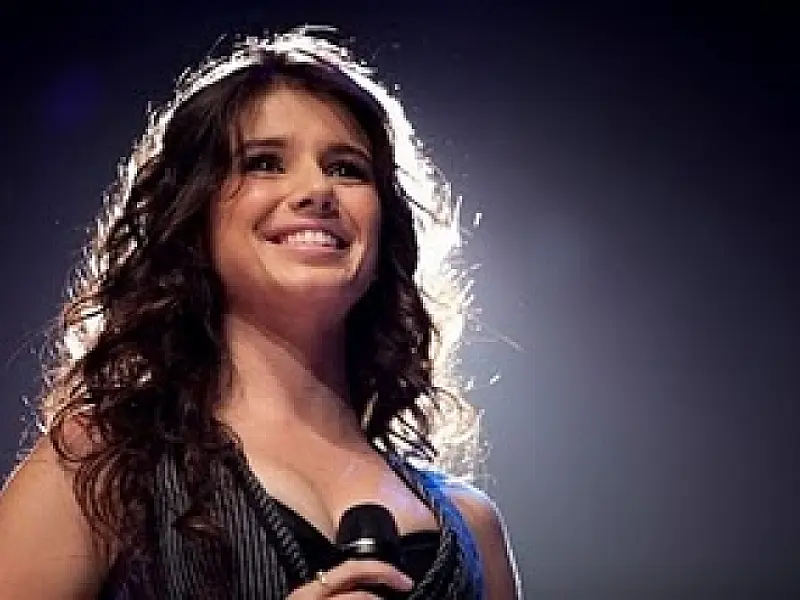 Paula Fernandes se apresenta durante arraial de Santo Antônio na Capital