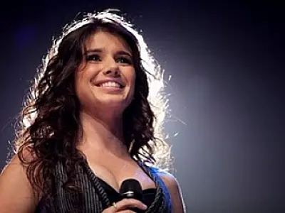 Paula Fernandes se apresenta durante arraial de Santo Antônio na Capital