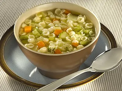 Prepare a deliciosa sopa italiana Minestrone de legumes com peito de frango
