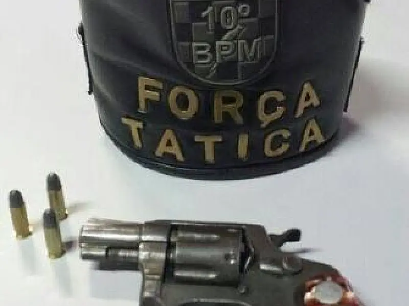 PM apreende revólver e munições com adolescente