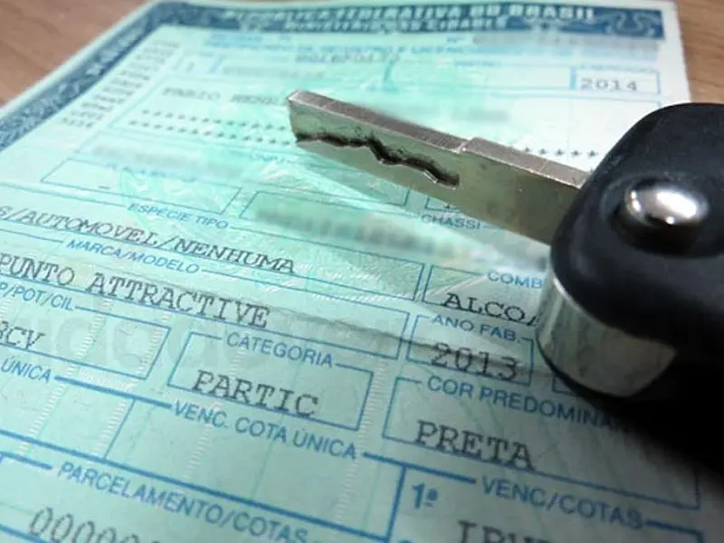Proprietário de veículo que pagar licenciamento por app deve esperar que documento chegue em casa