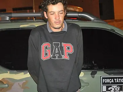 Homem é preso dormindo em carro com maconha