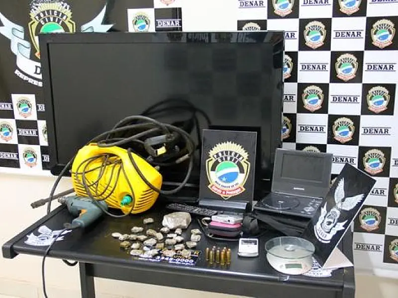 DENAR fecha ponto de venda de droga no Tiradentes e prende 2 em flagrante