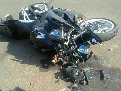Moto fica destruída em batida com Pálio em Três Lagoas