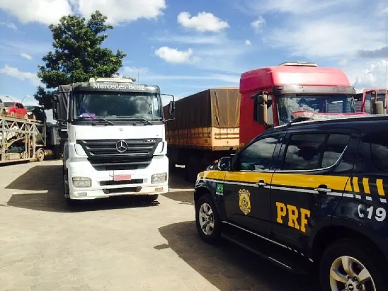 Duas carretas carregadas com contrabando são presas pela PRF