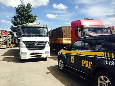 Duas carretas carregadas com contrabando são presas pela PRF