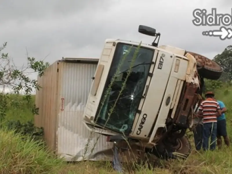 Motorista dorme ao volante e tomba caminhão em Sidrolândia