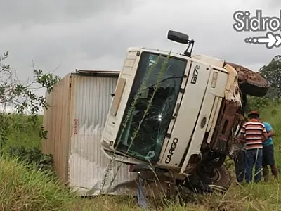 Motorista dorme ao volante e tomba caminhão em Sidrolândia