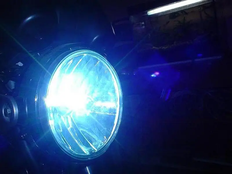 Contran proíbe instalação de farol de xenon