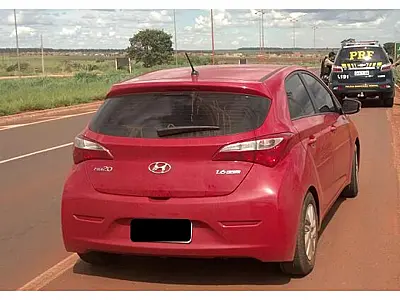 PRF apreende 214 tabletes de maconha em carro roubado