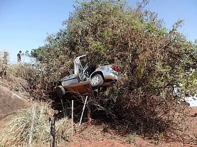 Carro capota, bate em árvore e deixa um morto