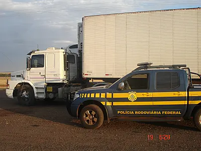 Polícia recupera veículo roubado, dono era feito refém pelos bandidos